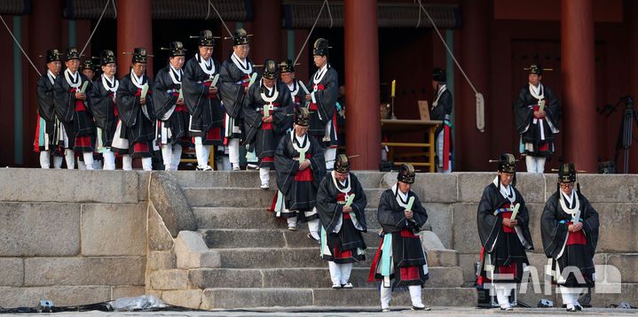 [서울=뉴시스] 김선웅 기자 = 20일 서울 종로구 종묘에서 신주 환안으로 종묘 정전 보수가 모두 완료 되었음을 고하는 제사 고유제가 진행되고 있다. 2025.04.20. mangusta@newsis.com