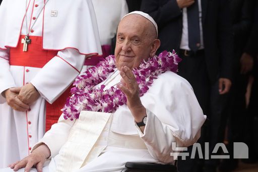 [바티칸시국=AP/뉴시스] 프란치스코 교황이 21일 선종했다고 AP통신이 보도했다. AP통신에 따르면 교황청은 "프란치스코 교황이 오늘 오전 7시35분께 자택에서 선종했다"고 밝혔다. 프란치스코 교황은 최근 폐렴으로 입원했다가 퇴원해 활동을 재개하고 있었다. 사진은 프란치스코 교황이 지난 2024년 9월 13일 싱가포르 가톨릭 주니어 칼리지에서 열린 젊은이들과의 종교 간 회의에 참석하는 모습.2025.04.21.