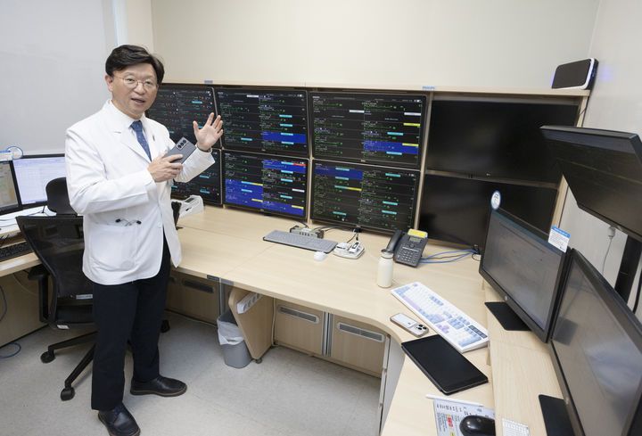 [서울=뉴시스]박진식 혜원의료재단 이사장이 17일 인천세종병원에서 환자 모니터링 시스템을 소개하고 있다. (사진=혜원의료재단 제공) 4. 21.  *재판매 및 DB 금지