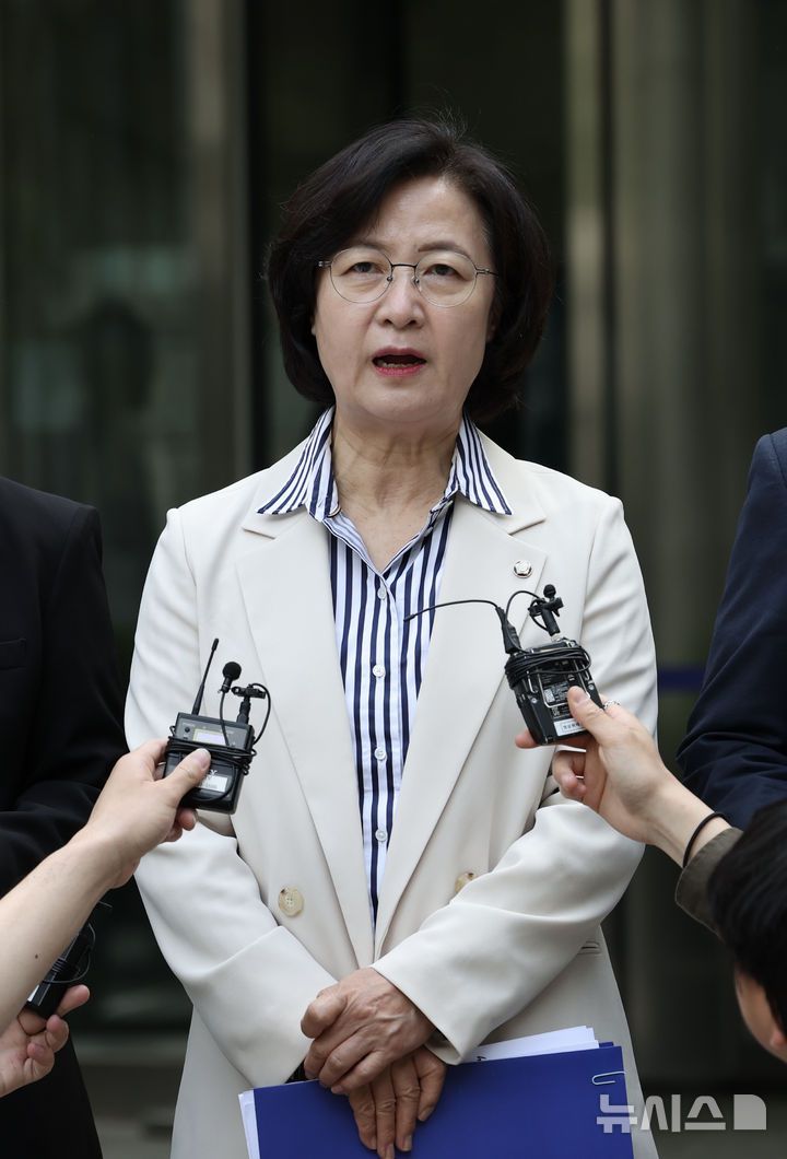 [서울=뉴시스] 김명년 기자 = 더불어민주당 윤석열내란진상조사단 단장인 추미애 의원이 윤 전 대통령의 내란 우두머리 혐의 사건 두 번째 공판이 열린 21일 서울 서초구 서울중앙지방법원에서 서영교 의원 등과 함께 불공정 재판 등을 규탄하고 있다. 2025.04.21. kmn@newsis.com