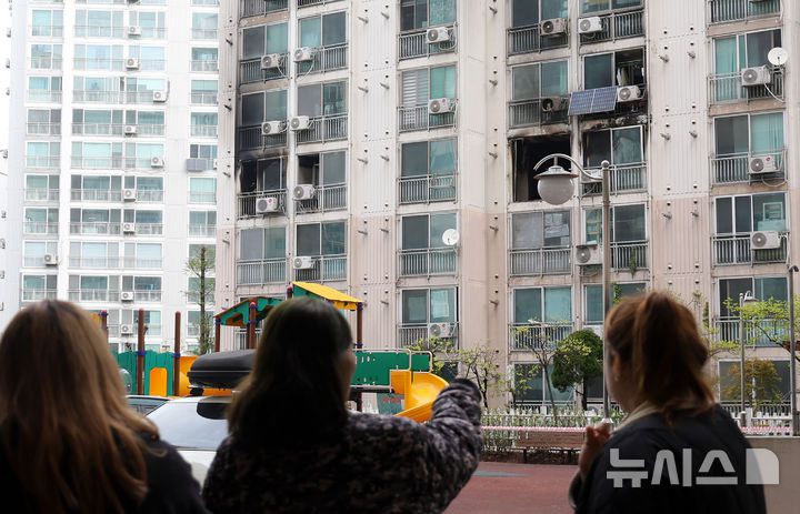 [서울=뉴시스] 홍효식 기자 = 21일 서울 관악구 봉천동의 한 아파트에서 화재가 발생해 주민들이 해당 층을 바라보고 있다. 2025.04.21. yesphoto@newsis.com