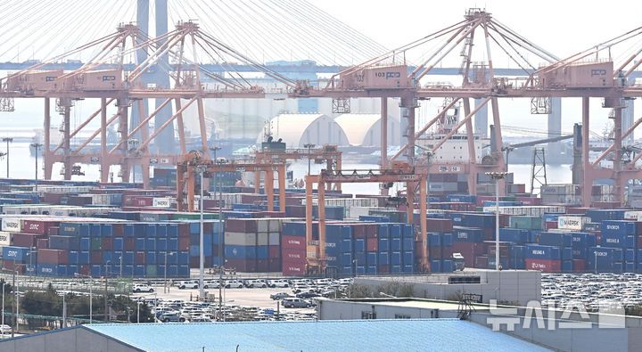 [평택=뉴시스] 김종택 기자 = 21일 경기 평택항 수출 야적장에 컨테이너가 쌓여 있다. 2025.04.21. jtk@newsis.com