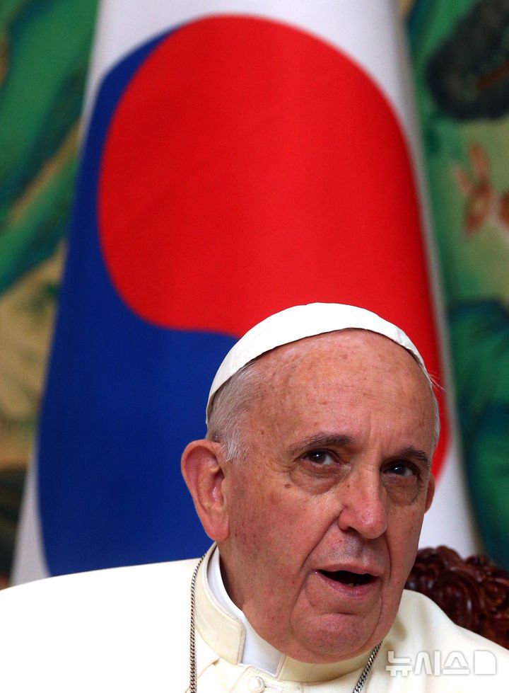 [서울=뉴시스] 프란치스코 교황이 21일 선종했다고 AP통신이 보도했다. 향년 88세. AP통신에 따르면 교황청은 "프란치스코 교황이 오늘 오전 7시35분께 자택에서 선종했다"고 밝혔다. 프란치스코 교황은 최근 폐렴으로 입원했다가 퇴원해 활동을 재개하고 있었다. 사진은 프란치스코 교황이 2014년 8월 18일 오후 경기도 성남 서울공항을 통해 출국하기 전 배웅나온 정홍원 총리와 환담하고 있는 모습. (사진=뉴시스DB) 2025.04.21. photo@newsis.com