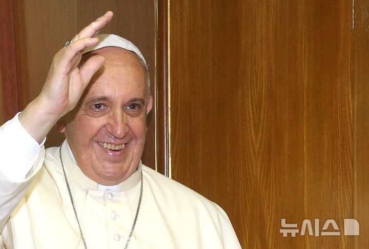 [서울=뉴시스] 프란치스코 교황이 21일 선종했다고 AP통신이 보도했다. 향년 88세. AP통신에 따르면 교황청은 "프란치스코 교황이 오늘 오전 7시35분께 자택에서 선종했다"고 밝혔다. 프란치스코 교황은 최근 폐렴으로 입원했다가 퇴원해 활동을 재개하고 있었다. 사진은 프란치스코 교황이 2014년 8월 18일 경기도 성남 서울공항에서 출국 전 마지막으로 손을 흔들며 인사하고 있는 모습. (사진=뉴시스DB) 2025.04.21. photo@newsis.com