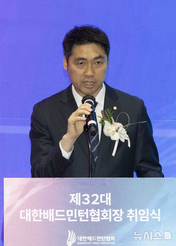 [서울=뉴시스] 김근수 기자 = 김동문 제32대 신임 대한배드민턴협회장이 21일 서울 송파구 올림픽파크텔에서 열린 제32대 대한배드민턴협회장 취임식에서 취임사를 하고 있다. 2025.04.21. ks@newsis.com