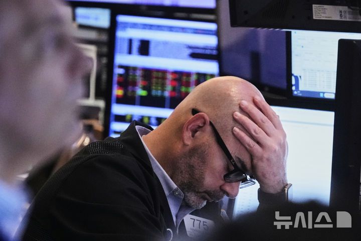 [뉴욕=AP/뉴시스]21일(현지 시간) 뉴욕증권거래소(NYSE)에서 트레이더 프레드 데머코가 일하고 있다. 2025.04.22.