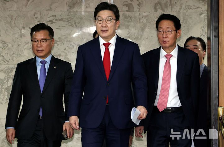 [서울=뉴시스] 조성봉 기자= 권성동 국민의힘 원내대표가 22일 오전 서울 여의도 국회에서 열린 원내대책회의에 참석하고 있다. 왼쪽부터 이양수 사무총장, 권 원내대표, 김상훈 정책위 의장. 2025.04.22. suncho21@newsis.com