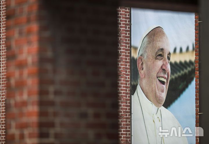 [서울=뉴시스] 정병혁 기자 = 제266대 교황인 프란치스코 교황이 선종한 가운데 22일 서울 중구 명동대성당 영성센터 외벽에  프란치스코 교황 사진이 걸려있다.  2025.04.22. jhope@newsis.com