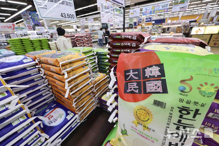 [서울=뉴시스] 김근수 기자 = 서울 서초구 농협 하나로마트 양재점에 쌀이 진열돼 있다. 2025.04.22. ks@newsis.com