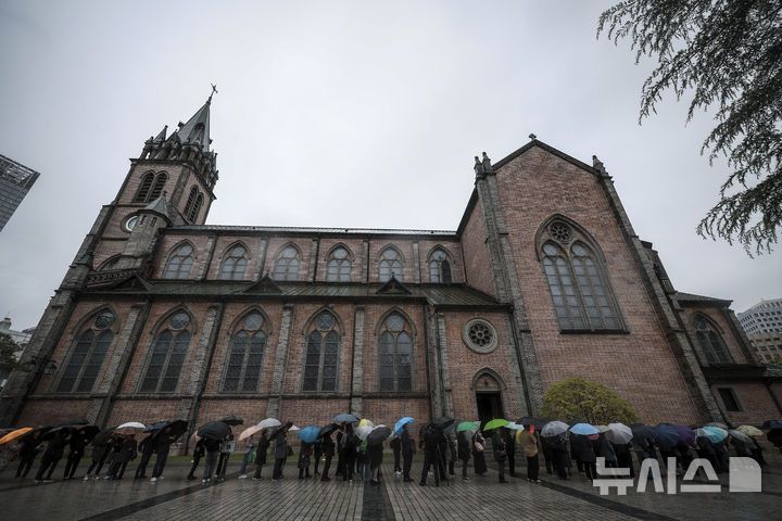 [서울=뉴시스] 정병혁 기자 = 제266대 교황인 프란치스코 교황이 선종한 가운데 22일 서울 중구 명동대성당을 찾은 시민들이 빈소에 조문하기 위해 줄을 서 있다. 2025.04.22. jhope@newsis.com