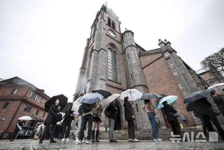 [서울=뉴시스] 정병혁 기자 = 제266대 교황인 프란치스코 교황이 선종한 가운데 22일 서울 중구 명동대성당을 찾은 시민들이 빈소에 조문하기 위해 줄 서 있다. 2025.04.22. jhope@newsis.com