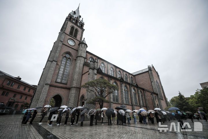 [서울=뉴시스] 정병혁 기자 = 제266대 교황인 프란치스코 교황이 선종한 가운데 22일 서울 중구 명동대성당을 찾은 시민들이 빈소에 조문하기 위해 줄을 서 있다. 2025.04.22. jhope@newsis.com