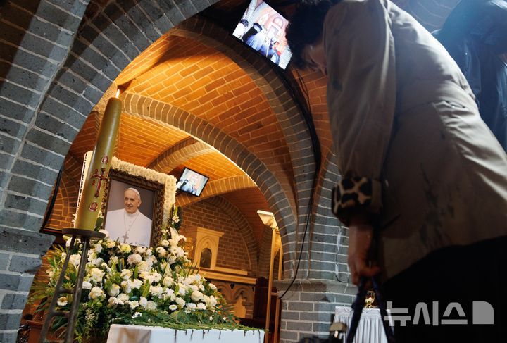 [서울=뉴시스] 사진공동취재단 = 22일 서울 중구 명동대성당 지하성당에 마련된 프란치스코 교황의 빈소를 찾은 조문객들이 조문하고 있다. 2025.04.22. photo@newsis.com