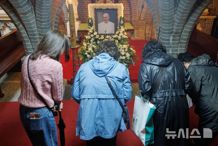 [서울=뉴시스] 사진공동취재단 = 22일 서울 중구 명동대성당 지하성당에 마련된 프란치스코 교황의 빈소를 찾은 조문객들이 조문하고 있다. 2025.04.22. photo@newsis.com