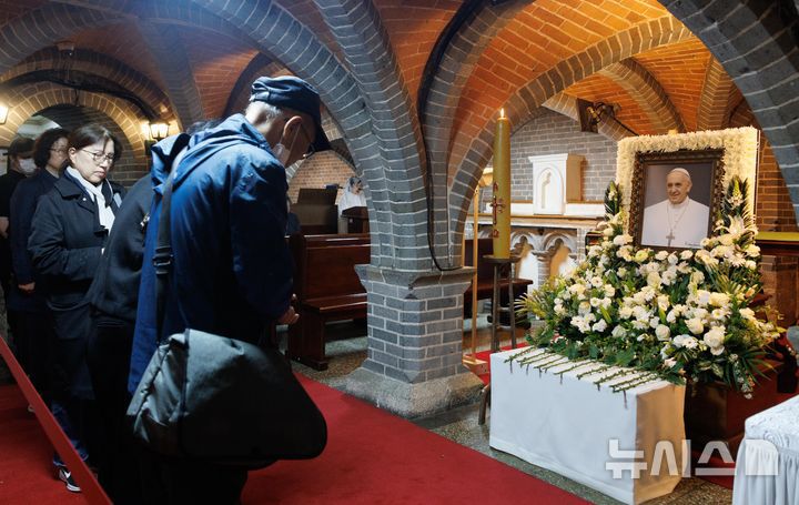 [서울=뉴시스] 사진공동취재단 = 22일 서울 중구 명동대성당 지하성당에 마련된 프란치스코 교황의 빈소를 찾은 조문객들이 조문하고 있다. 2025.04.22. photo@newsis.com