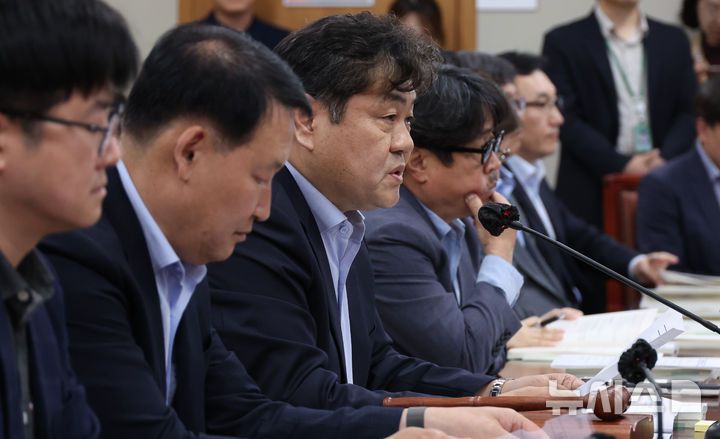 [세종=뉴시스] 강종민 기자 = 22일 세종시 정부세종청사에서 열린 최저임금위원회 제1차 전원회의에서 이인재 위원장이 모두발언을 하고 있다. 2025.04.22. ppkjm@newsis.com