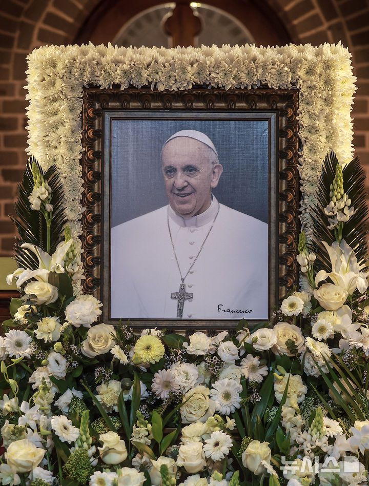 [서울=뉴시스] 정병혁 기자 = 제266대 교황인 프란치스코 교황이 선종한 가운데 지난 22일 서울 중구 명동대성당 지하 성당에 빈소가 마련되어 있다. 교황은 안젤로 스콜라 추기경의 신간에 남긴 서문에서 "죽음은 끝이 아닌 시작"이라는 메시지를 남겼다. 2025.04.23. jhope@newsis.com