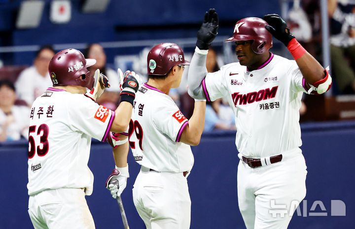 [서울=뉴시스] 박주성 기자 = 22일 오후 서울 구로구 고척스카이돔에서 열린 프로야구 2025 KBO리그 두산 베어스 대 키움 히어로즈의 경기, 3회말 투아웃 주자 1루에서 키움 푸이그가 투런 홈런을 치고 팀 동료들과 기쁨을 나누고 있다. 2025.04.22. park7691@newsis.com
