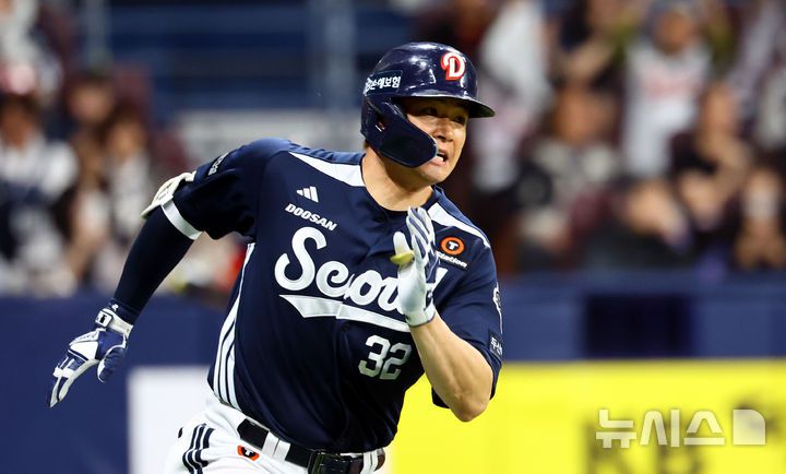 [서울=뉴시스] 박주성 기자 = 22일 오후 서울 구로구 고척스카이돔에서 열린 프로야구 2025 KBO리그 두산 베어스 대 키움 히어로즈의 경기, 8회초 두산 김재환이 2루타를 치고 있다. 2025.04.22. park7691@newsis.com