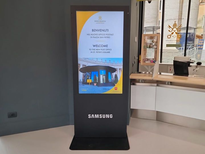 [서울=뉴시스]삼성전자가 바티칸에 기증한 터치 스크린 키오스크. (사진 = 바티칸 홈페이지) 2025.04.23. photo@newsis.com   *재판매 및 DB 금지