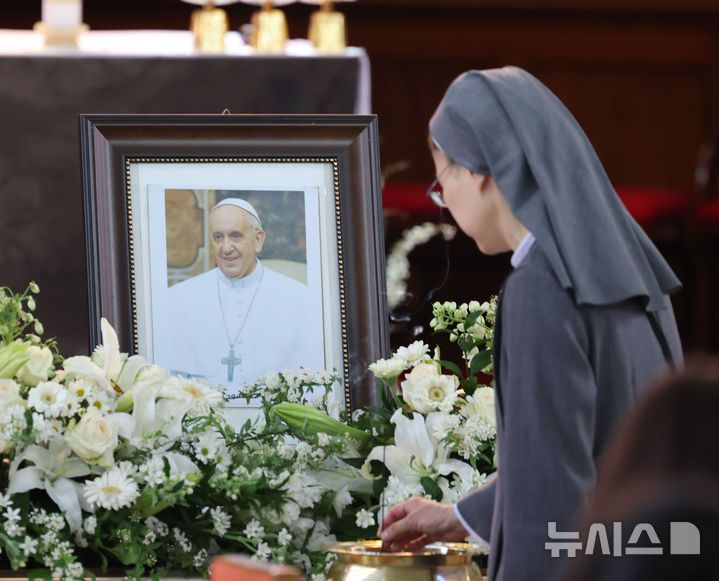 [인천=뉴시스] 전진환 기자 = 제266대 교황인 프란치스코 교황이 선종한 가운데 23일 인천 중구 답동성당에 마련된 분향소에서 한 수녀가 분향하고 있다.  2024.04.23. amin2@newsis.com