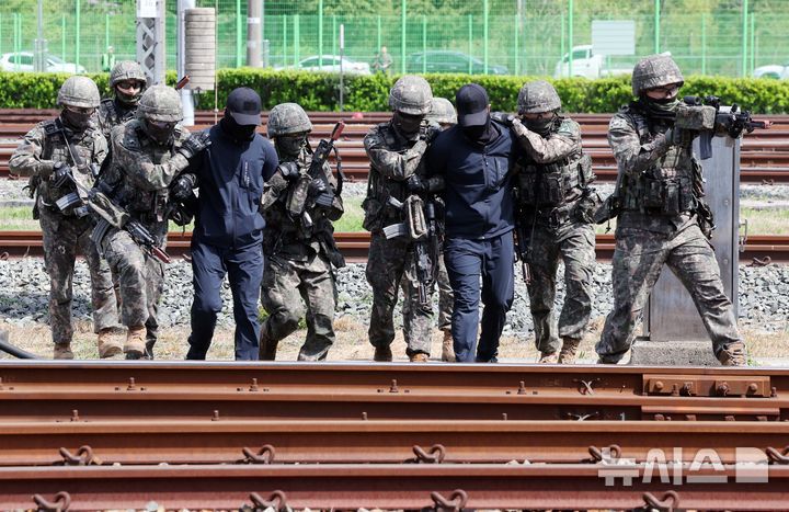 [부산=뉴시스] 하경민 기자 = 2025년 충무훈련의 하나로 '도시철도 피해복구 종합 실제훈련'이 열린 23일 부산 금정구 도시철도 1호선 노포차량정비창에서 군사경찰 대테러특임대가 테러범을 제압하고 있다.  전시 적 공격으로 인한 도시철도 시설피해 발생에 대비한 민·관·군·경·소방 합동훈련에는 53사단 부산여단과 부산교통공사, 금정구청, 금정소방서, 보건소, 부산항만공사, 금정결찰서 등 7개 기관 200여 명이 참가했다. 2025.04.23. yulnetphoto@newsis.com