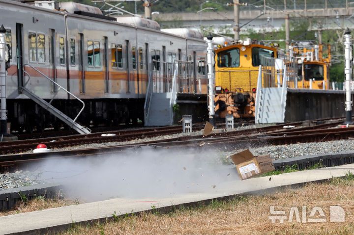 [부산=뉴시스] 하경민 기자 = 2025년 충무훈련의 하나로 '도시철도 피해복구 종합 실제훈련'이 열린 23일 부산 금정구 도시철도 1호선 노포차량정비창에서 폭발물처리반이 테러범이 설치한 폭발물을 제거하고 있다.  전시 적 공격으로 인한 도시철도 시설피해 발생에 대비한 민·관·군·경·소방 합동훈련에는 53사단 부산여단과 부산교통공사, 금정구청, 금정소방서, 보건소, 부산항만공사, 금정결찰서 등 7개 기관 200여 명이 참가했다. 2025.04.23. yulnetphoto@newsis.com