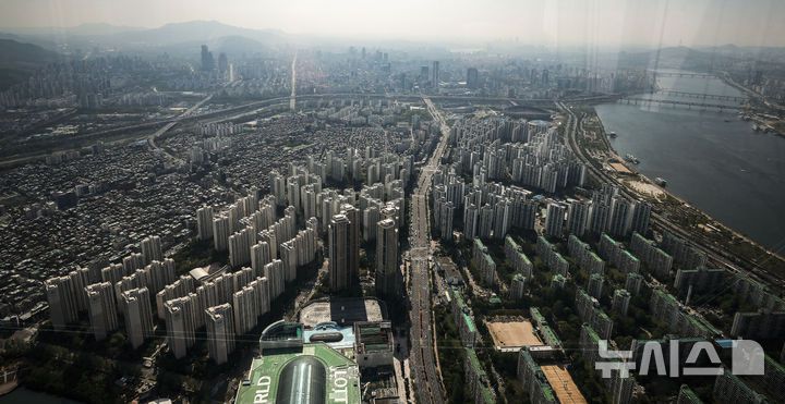 [서울=뉴시스] 정병혁 기자 = 23일 서울 송파구 롯데월드타워 전망대 서울스카이에서 도심 아파트가 보이고 있다. 2025.04.23. jhope@newsis.com