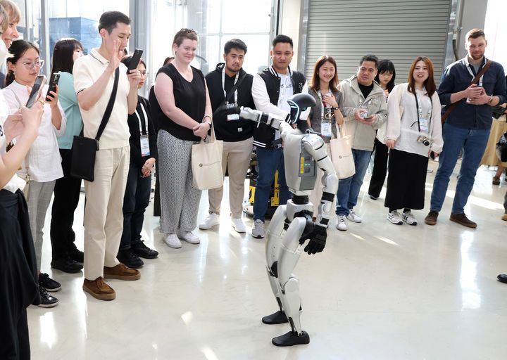 [서울=뉴시스] 추상철 기자 = 23일 서울 강남구 로봇플러스 테스트필드에서 독일, 중국, 일본, 필리핀, 에티오피아 등 8개국 지방정부 소속 공무원들이 로봇 시연을 보고 있다. (사진= 강남구 제공) 2025.04.23. photo@newsis.com *재판매 및 DB 금지