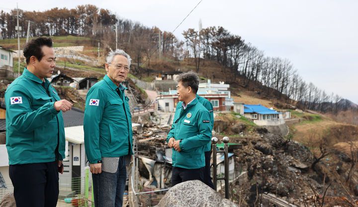 [서울=뉴시스] 추상철 기자 = 유인촌 문화체육관광부 장관이 23일 산불 피해 지역인 경북 영덕 따개비 마을 찾아 현장을 살펴보고 관계자와 대책을 논의하고 있다. (사진= 문화체육관광부 제공) 2025.04.23. photo@newsis.com *재판매 및 DB 금지