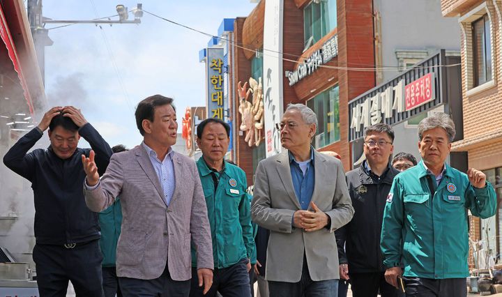 [서울=뉴시스] 추상철 기자 = 유인촌 문화체육관광부 장관이 23일 산불 피해 지역인 경북 영덕을 찾아 대표 관광지인 대게거리에서 관계자와 상점을 살펴보고 있다. (사진= 문화체육관광부 제공) 2025.04.23. photo@newsis.com *재판매 및 DB 금지