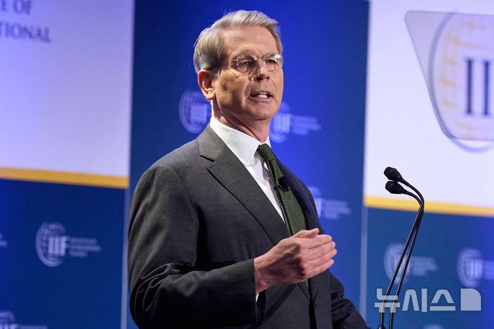 [워싱턴=AP/뉴시스] 23일(현지 시간) 스콧 베선트 미 재무부 장관이 워싱턴 DC에서 열린 국제금융연구소(IIF) 주최한 행사에서 연설하고 있다. 그는 미국과 중국이 무역문제와 관련해 '빅딜'을 달성할 기회가 있다고 밝혔다. 2025.04.24