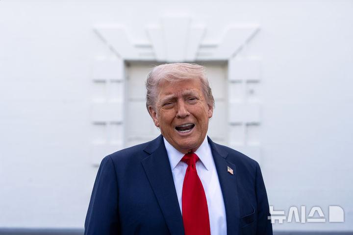 [워싱턴=AP/뉴시스] 도널드 트럼프 미국 대통령이 23일(현지 시간) 백악관에서 취재진에 발언하고 있다. 2025.04.24.