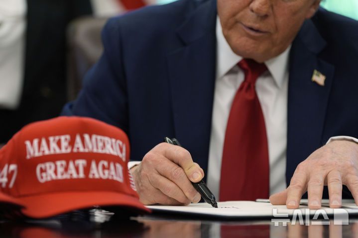 [워싱턴=AP/뉴시스] 도널드 트럼프 미국 대통령이 23일(현지 시간) 백악관 집무실에서 교육 관련 행정명령에 서명하고 있다. 트럼프 대통령은 서명식 이후 이어진 대중 관세 인하 관련 질문에 “그건 중국에 달려 있다”라며, “중국과의 협상이 진전되지 않으면 2~3주 내로 자체적인 대중 관세를 새로 적용할 것”이라고 밝혔다. 2025.04.24.