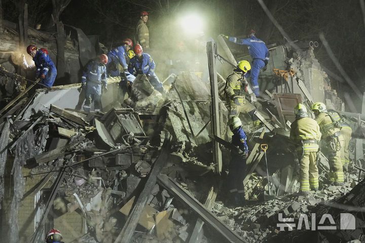 [키이우=AP/뉴시스] 24일(현지 시간) 우크라이나 키이우에서 구조대원들이 러시아의 탄도미사일 공격으로 무너진 건물 잔해를 치우고 있다. 2025.04.25.