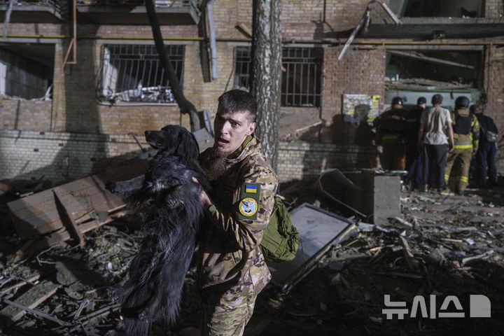 [키이우=AP/뉴시스] 24일(현지 시간)러시아의 공습으로 파손된 우크라이나 키이우의 주택가에서 우크라이나 군인들이 구조 활동을 하고 있다. 2025.04.25.