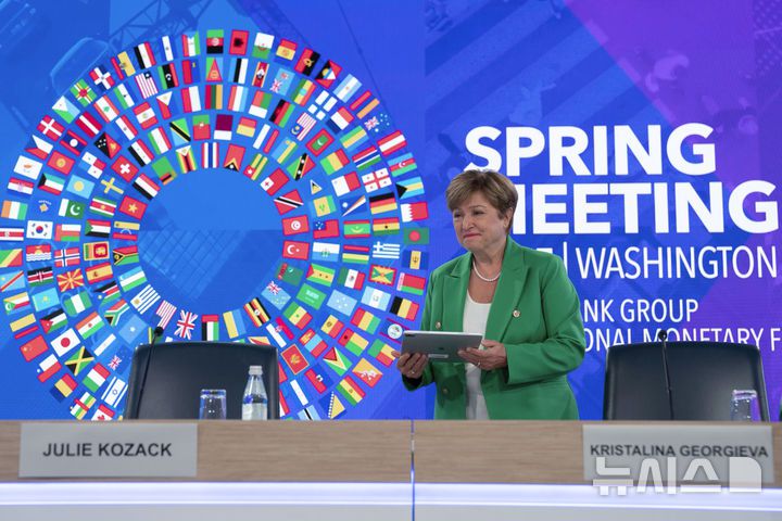 [워싱턴=AP/뉴시스] 크리스탈리나 게오르기에바 국제통화기금(IMF) 총재가 24일(현지 시간) 미국 워싱턴DC IMF 본부에서 열린 세계은행(WB)/IMF 춘계 총회 기자회견에 참석하고 있다. 2025.04.25.