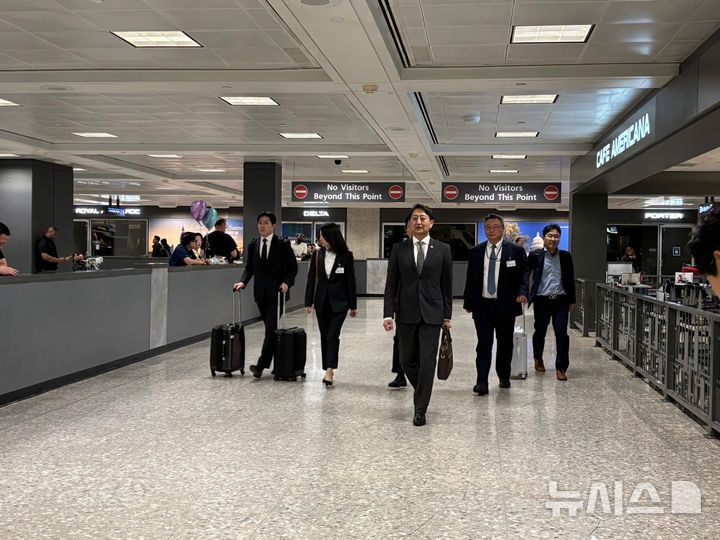 [워싱턴=뉴시스]이윤희 특파원 = 안덕근 산업통상자원부 장관이 23일(현지 시간) 미국 워싱턴DC 인근 덜레스국제공항 입국장에서 이동하고 있다. 2025.04.24.