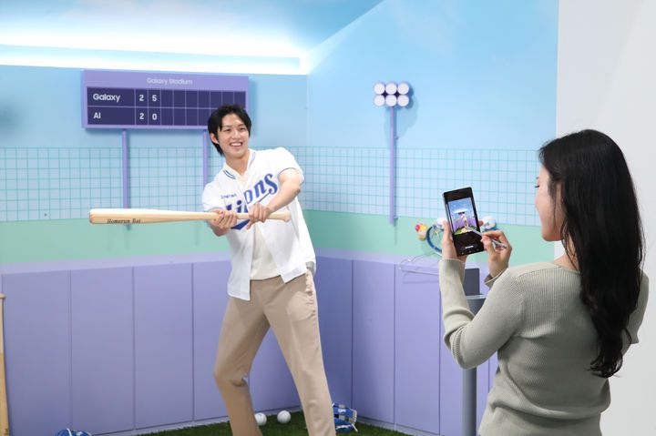 2025 월드IT쇼 삼성전자관 '미션존'을 방문한 관람객들이 '갤럭시 S25 시리즈'의 '생성형 편집' 기능으로 사진을 편집하고 있는 모습. (사진=삼성전자 제공) *재판매 및 DB 금지