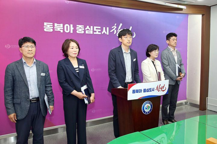 [창원=뉴시스] 강경국 기자 = 이성민 경남 창원시 문화관광체육국장이 24일 시청 프레스센터에서 창원시립테니스장 내 실내테니스장 건립과 관련해 브리핑을 하고 있다. (사진=창원시청 제공). 2025.04.24. photo@newsis.com *재판매 및 DB 금지