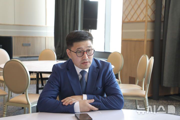 [울란바토르=뉴시스]몽골의 식품농업경공업부 ‘3인자’이자 축산정책관리국을 총괄하는 체벡미드 뭉흐나상 국장이 지난 18일 울란바토르에서 뉴시스와 인터뷰하고 있다. (사진=김수헌PD bi2og@naver.com, 지구촌나눔운동 제공) 2025.04.24.