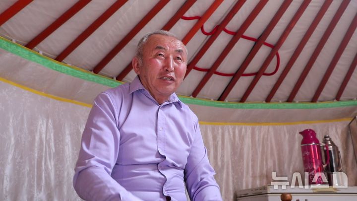 [자르갈란트(몽골)=뉴시스]몽골 자르갈란트에서 한국 비정부기구(NGO) 지구촌나눔운동이 설립한 자르갈란트 밀크 우르문 샤르갈 협동조합의 조합장인 다와자브 뱜브수렝(65) 씨가 지난 15일 자신의 게르에서뉴시스와 인터뷰하고 있다.  (사진=김수헌PD bi2og@naver.com, 지구촌나눔운동 제공) 2025.04.24.