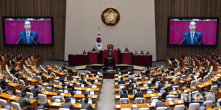 [서울=뉴시스] 국회사진기자단 = 한덕수 대통령 권한대행 국무총리가 24일 오전 서울 여의도 국회 본회의장에서 열린 제424회 국회(임시회) 제6차 본회의에서 2025년도 제1회 추가경정예산안에 대한 정부의 시정연설을 하고 있다. 2025.04.24. photo@newsis.com