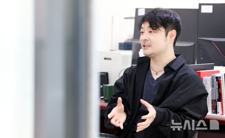 [서울=뉴시스] 김선웅 기자 = MCN기업 순이엔티 박창우 대표가 24일 서울 마포구 소재 순이엔티 사옥에서 뉴시스와 인터뷰를 하고 있다. 2025.04.24. mangusta@newsis.com