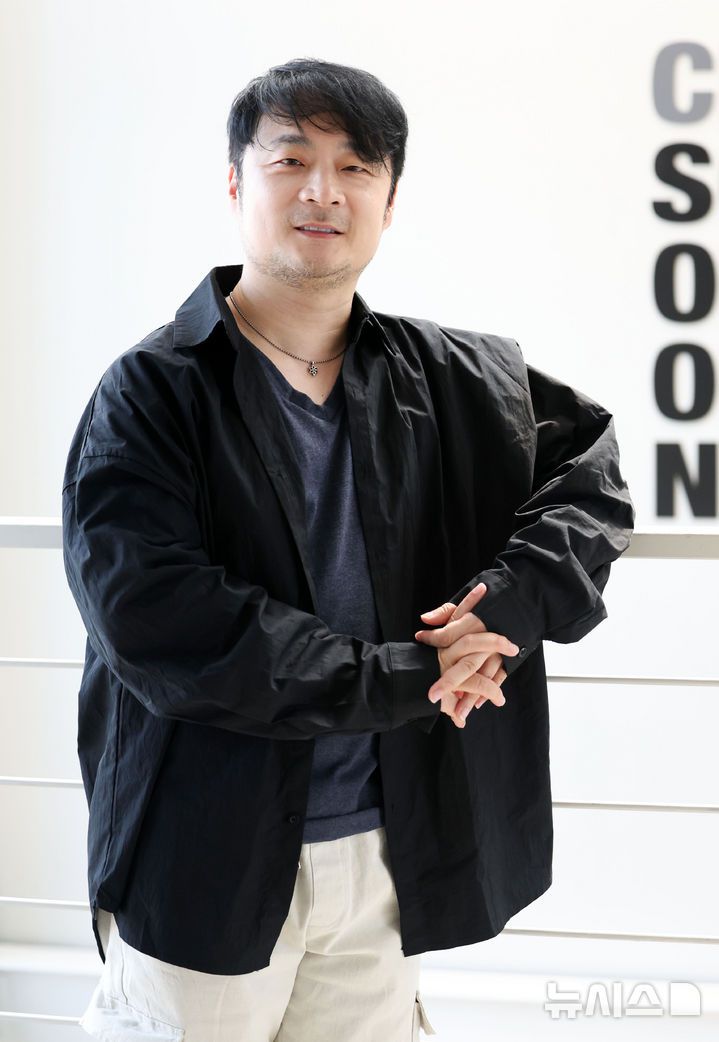 [서울=뉴시스] 김선웅 기자 = MCN기업 순이엔티 박창우 대표가 24일 서울 마포구 소재 순이엔티 사옥에서 뉴시스와 인터뷰를 갖고 사진촬영을 하고 있다. 2025.04.24. mangusta@newsis.com