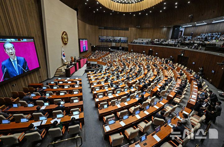 [서울=뉴시스] 국회사진기자단 = 한덕수 대통령 권한대행 국무총리가 24일 서울 여의도 국회에서 열린 제424회 국회(임시회) 제6차 본회의에서 2025년도 제1회 추가경정예산안에 대한 정부의 시정연설을 하고 있다. 2025.04.24. photo@newsis.com