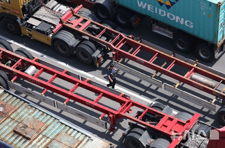 [인천=뉴시스] 김명년 기자 = 24일 오후 인천 연수구 인천신항 컨테이너 터미널에서 관계자가 빈 트레일러 옆으로 이동하고 있다. 2025.04.24. kmn@newsis.com