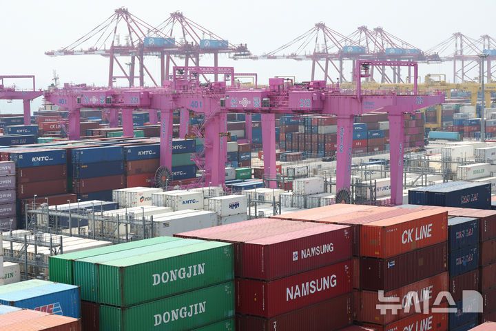 [인천=뉴시스] 김명년 기자 = 인천 연수구 인천신항 컨테이너 터미널에 컨테이너가 쌓여있다. 2025.04.24. kmn@newsis.com