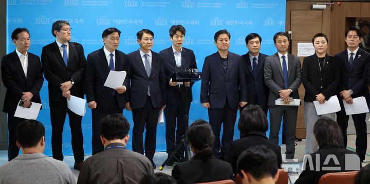 [서울=뉴시스] 조성우 기자 = 김영진(왼쪽 세 번째) 더불어민주당 전(前)정권정치탄압대책위원회 위원장 등 소속 의원들이 24일 오후 서울 여의도 국회 소통관에서 검찰이 문재인 전 대통령을 뇌물 혐의로 기소한 데 대해 규탄 기자회견을 마친 뒤 백브리핑을 하고 있다. 2025.04.24. xconfind@newsis.com