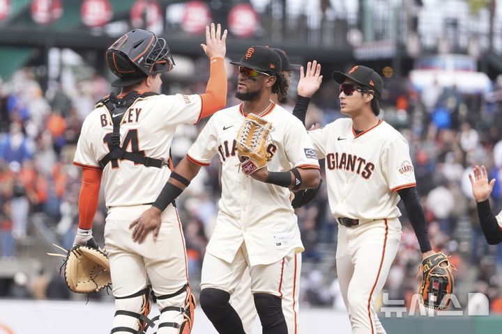 [샌프란시스코=AP/뉴시스] 샌프란시스코 자이언츠의 이정후(오른쪽)가 지난 4월24일(현지 시간) 미 캘리포니아주 샌프란시스코 오라클 파크에서 열린 2025 메이저리그 밀워키 브루어스와의 경기를 승리로 마친 후 동료들과 자축하고 있다. 이정후는 3타수 1안타 1타점 1득점 2볼넷을 기록했고 팀은 6-5로 승리했다. 2025.04.25.